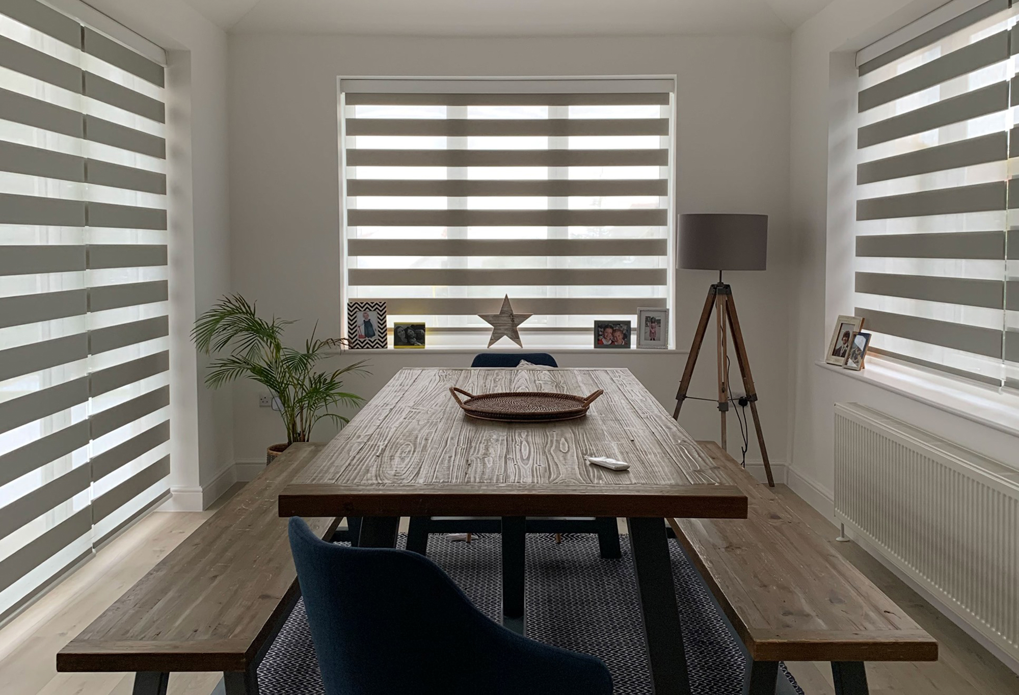 Day and night blinds in a dining room